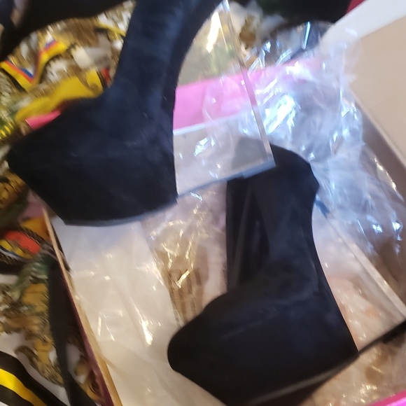 Shoes( both pair included) - Picture 6 of 8